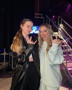 Camille Dhont Instagram - About last night 🦋 #sportpaleis #qpop 
Oh & @dovecameron is the sweetest angel ever🥹 i’m gonna cry now byeeee 🥰😭💞