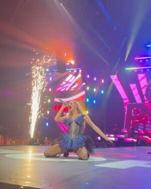 Camille Dhont Instagram - About last night 🦋 #sportpaleis #qpop 
Oh & @dovecameron is the sweetest angel ever🥹 i’m gonna cry now byeeee 🥰😭💞