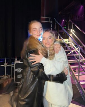 Camille Dhont Instagram - About last night 🦋 #sportpaleis #qpop 
Oh & @dovecameron is the sweetest angel ever🥹 i’m gonna cry now byeeee 🥰😭💞