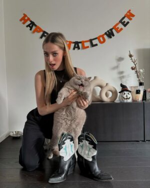 Camille Dhont Instagram - Halloween met De Gelaarsde Kat dit jaar 👻🎃 … moustache was minder fan van zijn outfit 🫠