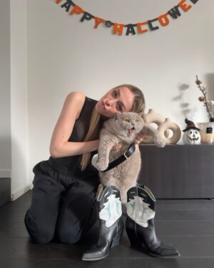 Camille Dhont Instagram - Halloween met De Gelaarsde Kat dit jaar 👻🎃 … moustache was minder fan van zijn outfit 🫠