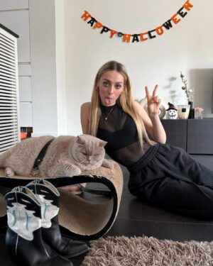Camille Dhont Instagram - Halloween met De Gelaarsde Kat dit jaar 👻🎃 … moustache was minder fan van zijn outfit 🫠