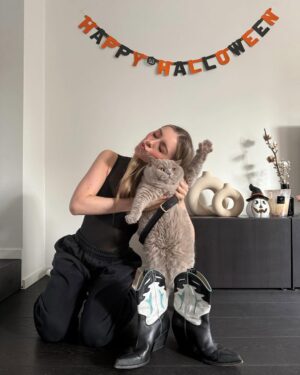 Camille Dhont Instagram - Halloween met De Gelaarsde Kat dit jaar 👻🎃 … moustache was minder fan van zijn outfit 🫠