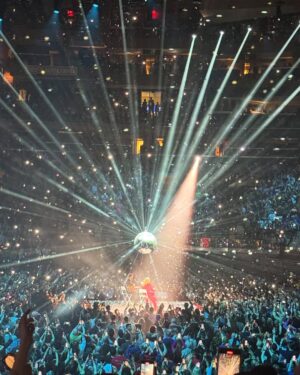 Carla Gugino Instagram - It was so fun to see my beautiful friend @kylieminogue shimmer at @thegarden last night with such skill, a true sense of play, and that particular humor only Aussies seem to have. 🙌🏼 So thrilled the world is getting to see you do your thing, Kylie. Your genuine heart coming through on stage transforming the iconic stadium into what felt like an intimate disco bar. All the while looking 🔥! ❤️ 🪩 ❤️ 📸 #sebastiangutierrez