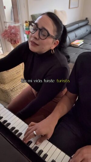 Carla Morrison Instagram - Cuando el conejo malo también es bueno ❤️✨ que temazo y que feeling! Puerto Rico tiene cosas muy bellassss y una de ellas es su sol en la gente, su amor y su alegría y este tema y disco me trajo el ☀️ al que fue un largo invierno ✨muchassss graciassss @badbunnypr por este discazo 🙏🏼❤️ ps. gracias por ayudarme con el piano mi amor @jandromx