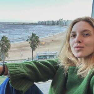 Carla Peterson Instagram - Un año más,  pero el amor que recibí se multiplicó x mil! 
Gracias a mi familia mis amigos y mis compás de trabajo fue un día maravilloso que lo guardaré como un tesoro.Recibí millones de mensajes llenos de amor y chistes, fotos de momentos divertidos.Paseamos juntos x las calles de Montevideo en donde estoy trabajando. nos tocó un día de sol, jugamos nos reímos y volvimos a descansar . Acompañada de mis dos grandes amores que siempre están cerca tirando para arriba! 
Siempre digo que tengo suerte en esta vida.  Gracias gracias a Uds x mi people de las redes! . 
Y a vos @gugalusto que te amo hasta el infinito 
  Copio acá el mensaje q me escribiste que es hermoso. No puedo pedir más.  A si ! Salud para vivir muchos años viendo como nuestro Gaspar crece. 
❤️❤️❤️❤️❤️❤️❤️❤️❤️❤️❤️❤️❤️❤️❤️❤️❤️
Acá estamos, los 3 juntos, en esta otra ciudad adonde viniste a trabajar para decirte bien fuerte: ¡Feliz Cumpleaños, @carlapetersonA! ¡Te amamos¡
Caminamos al lado del río, con este sol de otoño, recorrimos la ciudad y nos sentamos a comer y brindar con amigos, sabiendo que mientras cumplimos años, Gaspar va acumulando experiencias. 
Te llamaron tantos…Todos. Porque te quieren. Y mucho. Tu familia. Tus amigas de la infancia. Los muchos que acompañaron tu crecimiento de adolescente y un poco más y te dieron impulso para dar el salto; a los que tenes siempre presentes para decirles gracias. Las decenas de compañeros de todas esas historias de teatro, cine y televisión que contaste a millones. Desde Argentina y al mundo. Me encanta y admira que te quieran tanto, tantos. Porque habla de quien sos, de cómo sos…Y aún así nadie te quiere mas que nosotros dos. Que acá estamos y siempre estaremos. Para estar con vos, que es lo que más nos gusta en este vida. Porque sos sencillamente la mejor. Que lo termines hermoso celebrando el final del día con tu nueva remera de Taylor Swift, que te elegiste en la caminata y que tan linda te queda. 
Te amamos. Feliz cumpleaños.