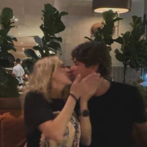 Carla Peterson Instagram - Un año más,  pero el amor que recibí se multiplicó x mil! 
Gracias a mi familia mis amigos y mis compás de trabajo fue un día maravilloso que lo guardaré como un tesoro.Recibí millones de mensajes llenos de amor y chistes, fotos de momentos divertidos.Paseamos juntos x las calles de Montevideo en donde estoy trabajando. nos tocó un día de sol, jugamos nos reímos y volvimos a descansar . Acompañada de mis dos grandes amores que siempre están cerca tirando para arriba! 
Siempre digo que tengo suerte en esta vida.  Gracias gracias a Uds x mi people de las redes! . 
Y a vos @gugalusto que te amo hasta el infinito 
  Copio acá el mensaje q me escribiste que es hermoso. No puedo pedir más.  A si ! Salud para vivir muchos años viendo como nuestro Gaspar crece. 
❤️❤️❤️❤️❤️❤️❤️❤️❤️❤️❤️❤️❤️❤️❤️❤️❤️
Acá estamos, los 3 juntos, en esta otra ciudad adonde viniste a trabajar para decirte bien fuerte: ¡Feliz Cumpleaños, @carlapetersonA! ¡Te amamos¡
Caminamos al lado del río, con este sol de otoño, recorrimos la ciudad y nos sentamos a comer y brindar con amigos, sabiendo que mientras cumplimos años, Gaspar va acumulando experiencias. 
Te llamaron tantos…Todos. Porque te quieren. Y mucho. Tu familia. Tus amigas de la infancia. Los muchos que acompañaron tu crecimiento de adolescente y un poco más y te dieron impulso para dar el salto; a los que tenes siempre presentes para decirles gracias. Las decenas de compañeros de todas esas historias de teatro, cine y televisión que contaste a millones. Desde Argentina y al mundo. Me encanta y admira que te quieran tanto, tantos. Porque habla de quien sos, de cómo sos…Y aún así nadie te quiere mas que nosotros dos. Que acá estamos y siempre estaremos. Para estar con vos, que es lo que más nos gusta en este vida. Porque sos sencillamente la mejor. Que lo termines hermoso celebrando el final del día con tu nueva remera de Taylor Swift, que te elegiste en la caminata y que tan linda te queda. 
Te amamos. Feliz cumpleaños.