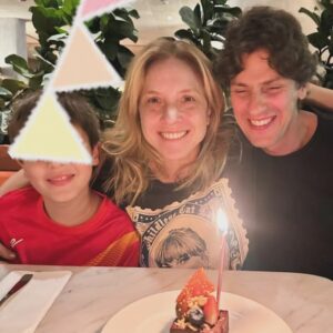 Carla Peterson Instagram - Un año más,  pero el amor que recibí se multiplicó x mil! 
Gracias a mi familia mis amigos y mis compás de trabajo fue un día maravilloso que lo guardaré como un tesoro.Recibí millones de mensajes llenos de amor y chistes, fotos de momentos divertidos.Paseamos juntos x las calles de Montevideo en donde estoy trabajando. nos tocó un día de sol, jugamos nos reímos y volvimos a descansar . Acompañada de mis dos grandes amores que siempre están cerca tirando para arriba! 
Siempre digo que tengo suerte en esta vida.  Gracias gracias a Uds x mi people de las redes! . 
Y a vos @gugalusto que te amo hasta el infinito 
  Copio acá el mensaje q me escribiste que es hermoso. No puedo pedir más.  A si ! Salud para vivir muchos años viendo como nuestro Gaspar crece. 
❤️❤️❤️❤️❤️❤️❤️❤️❤️❤️❤️❤️❤️❤️❤️❤️❤️
Acá estamos, los 3 juntos, en esta otra ciudad adonde viniste a trabajar para decirte bien fuerte: ¡Feliz Cumpleaños, @carlapetersonA! ¡Te amamos¡
Caminamos al lado del río, con este sol de otoño, recorrimos la ciudad y nos sentamos a comer y brindar con amigos, sabiendo que mientras cumplimos años, Gaspar va acumulando experiencias. 
Te llamaron tantos…Todos. Porque te quieren. Y mucho. Tu familia. Tus amigas de la infancia. Los muchos que acompañaron tu crecimiento de adolescente y un poco más y te dieron impulso para dar el salto; a los que tenes siempre presentes para decirles gracias. Las decenas de compañeros de todas esas historias de teatro, cine y televisión que contaste a millones. Desde Argentina y al mundo. Me encanta y admira que te quieran tanto, tantos. Porque habla de quien sos, de cómo sos…Y aún así nadie te quiere mas que nosotros dos. Que acá estamos y siempre estaremos. Para estar con vos, que es lo que más nos gusta en este vida. Porque sos sencillamente la mejor. Que lo termines hermoso celebrando el final del día con tu nueva remera de Taylor Swift, que te elegiste en la caminata y que tan linda te queda. 
Te amamos. Feliz cumpleaños.