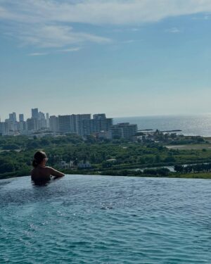 Carolina Acevedo Instagram - Cuando voy a Cartagena siempre me quedo en @stayq_colombia tienen apartamentos de todos los tamaños para que ustedes escojan! Si quieren viajar en mayo les van a dar un 15% de descuento si dicen que vieron este post! Ahí les dejo la inquietud! Abrazo y feliz fin de semana! 🪸🌅🐡