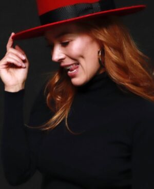 Carolina Acevedo Instagram - Si la locura es felicidad, me declaro loco. “El sombrero loco” 📸