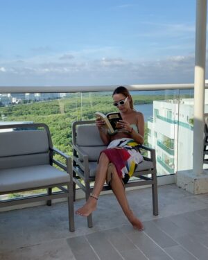 Carolina Acevedo Instagram - Cuando voy a Cartagena siempre me quedo en @stayq_colombia tienen apartamentos de todos los tamaños para que ustedes escojan! Si quieren viajar en mayo les van a dar un 15% de descuento si dicen que vieron este post! Ahí les dejo la inquietud! Abrazo y feliz fin de semana! 🪸🌅🐡
