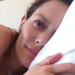 Carolina Acevedo Instagram - Nada mejor que un domingo en la cama, feliz porque llevamos más de 100 funciones agotando en el teatro! Gracias por acompañarnos!!! Y por ahora sigo en posición horizontal! 😜 feliz domingo para todos! ♥️