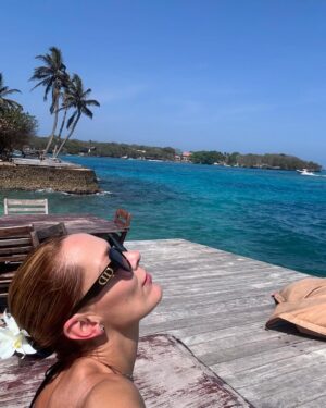 Carolina Acevedo Instagram - “La voz del mar le habla al alma” mi felicidad absoluta es estar frente al mar con las personas que amo 🐟🐬🐠🐙🌊🧜🏻‍♀️🦀🪸⚓️🐳🐡🌅🐚 @islacuatroaguas