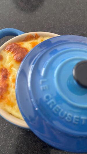 Carolina Acevedo Instagram - Huevos Cocotte. Gran opción para desayunar y comer huevos de otra forma.  INGREDIENTES: 
1. Huevos 
2. Leche
3. Sal, pimienta
4. Queso parmesano
5. Queso mozarella  horno a 180 grados. Y al final ponerlo solo arriba para que el queso dore los últimos 5 minutos #cocinaconcaro #recetadehuevos #recetasfaciles 🥚🐥
