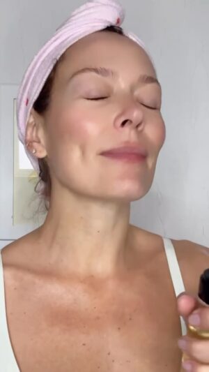 Carolina Acevedo Instagram - Porque lo prometido es deuda, mi rutina diaria de skin care para las que me la han pedido! *Agua de rosas de olfabrand. *Contorno de ojos con ácido hialuronico de Isdin. *Suero de vitamina C de la Roche Posay. *Rodillo frío de @mitigadores *Crema para la cara AquaFusion de Sans Soucis @biodroga_co *Crema para el cuello de Neostrata @biodroga_co *Protector solar con color de Isdin 💋♥️ #skincareroutine