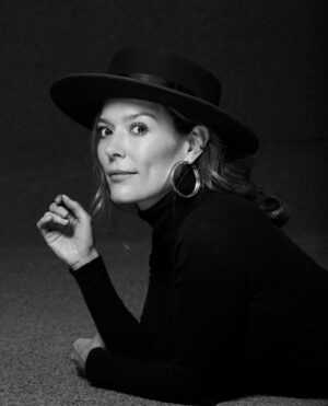Carolina Acevedo Instagram - Si la locura es felicidad, me declaro loco. “El sombrero loco” 📸