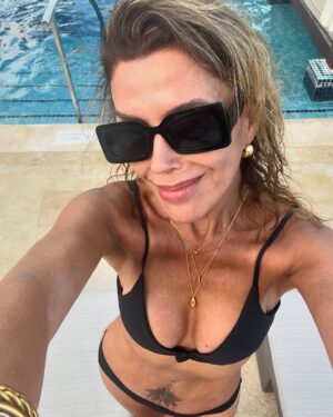 Carolina Arregui Instagram - Entre sol, lentes y playa en RD 🇩🇴❤️ #selfie 😎