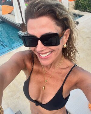 Carolina Arregui Instagram - Entre sol, lentes y playa en RD 🇩🇴❤️ #selfie 😎