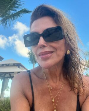 Carolina Arregui Instagram - Entre sol, lentes y playa en RD 🇩🇴❤️ #selfie 😎