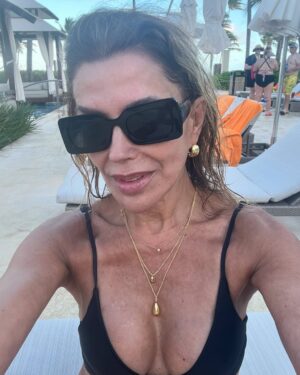 Carolina Arregui Instagram - Entre sol, lentes y playa en RD 🇩🇴❤️ #selfie 😎
