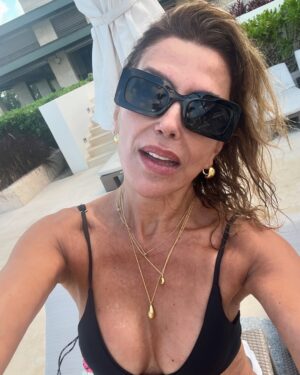 Carolina Arregui Instagram - Entre sol, lentes y playa en RD 🇩🇴❤️ #selfie 😎