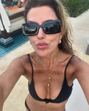 Carolina Arregui Instagram - Entre sol, lentes y playa en RD 🇩🇴❤️ #selfie 😎