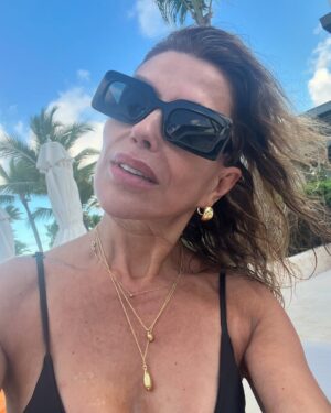 Carolina Arregui Instagram - Entre sol, lentes y playa en RD 🇩🇴❤️ #selfie 😎