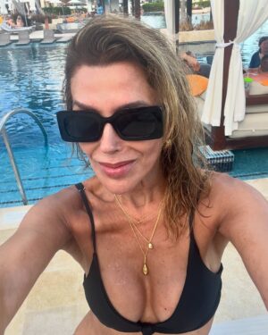 Carolina Arregui Instagram - Entre sol, lentes y playa en RD 🇩🇴❤️ #selfie 😎