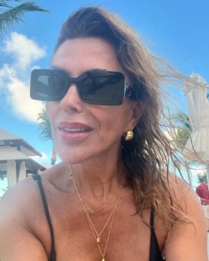 Carolina Arregui Instagram - Entre sol, lentes y playa en RD 🇩🇴❤️ #selfie 😎