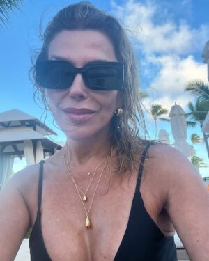 Carolina Arregui Instagram - Entre sol, lentes y playa en RD 🇩🇴❤️ #selfie 😎