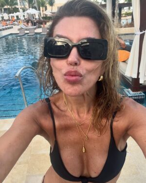Carolina Arregui Instagram - Entre sol, lentes y playa en RD 🇩🇴❤️ #selfie 😎