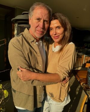 Carolina Arregui Instagram - Gracias por ser el mejor marido y padre que podríamos desear. Te amamos más de lo que las palabras pueden expresar, y estamos infinitamente agradecidos por tenerte en nuestras vidas. Feliz día del padre, mi amor❤️