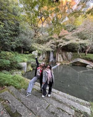 Carolina Cano Instagram - 🏯🇯🇵🎏🍣🥟🍙♥️

Mucha alegría en mi corazón.

Voy a enlistar xq es mi nueva pasión:

1. Nos fuimos de paseo tititi (o es pipipi?)
2. Me atacó una hoja. 
3. El castillo de Hamamatsu impresiona.
4. Hay su influencer style.
5. Me encanta esa foto…
6. ….pero. Sisoy.
7. Con ella siempre parribalavida.
8. Aplausos de señoras que aplauden.
9. Mostrando el paisaje.
10. Posando como modelos de café.
11. Me gustan ellos🥰