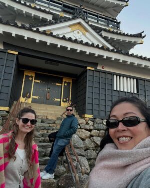 Carolina Cano Instagram - 🏯🇯🇵🎏🍣🥟🍙♥️

Mucha alegría en mi corazón.

Voy a enlistar xq es mi nueva pasión:

1. Nos fuimos de paseo tititi (o es pipipi?)
2. Me atacó una hoja. 
3. El castillo de Hamamatsu impresiona.
4. Hay su influencer style.
5. Me encanta esa foto…
6. ….pero. Sisoy.
7. Con ella siempre parribalavida.
8. Aplausos de señoras que aplauden.
9. Mostrando el paisaje.
10. Posando como modelos de café.
11. Me gustan ellos🥰