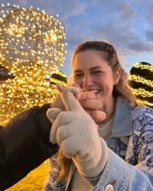 Carolina Cano Instagram - Japón, país curioso, te amo.

1. Guantes inteligentes, con huequito estratégicos para usar el cel. Prioridades claras.
2. Yo pensé que los había roto.
3. Mi amigo Tokiano.
4. Café con chanchitos🐽
5. Tengo una gran pasión por los baños. 
6. El traductor de google a veces no ayuda.
7. Venden biberones listos. De vidrio y tibios. Casi pruebo.
8. El robot mozo es un gato miau.
9. Pan con tallarín.
10. Un día de sol se puede convertir en noche de lluvia criminal.