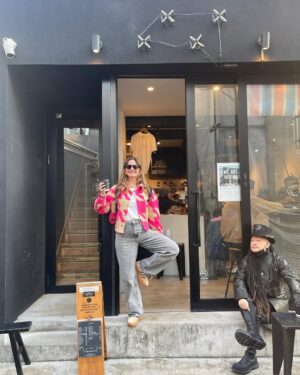 Carolina Cano Instagram - Japón, país curioso, te amo.

1. Guantes inteligentes, con huequito estratégicos para usar el cel. Prioridades claras.
2. Yo pensé que los había roto.
3. Mi amigo Tokiano.
4. Café con chanchitos🐽
5. Tengo una gran pasión por los baños. 
6. El traductor de google a veces no ayuda.
7. Venden biberones listos. De vidrio y tibios. Casi pruebo.
8. El robot mozo es un gato miau.
9. Pan con tallarín.
10. Un día de sol se puede convertir en noche de lluvia criminal.