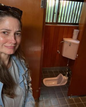 Carolina Cano Instagram - Japón, país curioso, te amo.

1. Guantes inteligentes, con huequito estratégicos para usar el cel. Prioridades claras.
2. Yo pensé que los había roto.
3. Mi amigo Tokiano.
4. Café con chanchitos🐽
5. Tengo una gran pasión por los baños. 
6. El traductor de google a veces no ayuda.
7. Venden biberones listos. De vidrio y tibios. Casi pruebo.
8. El robot mozo es un gato miau.
9. Pan con tallarín.
10. Un día de sol se puede convertir en noche de lluvia criminal.