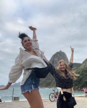 Carolina Cano Instagram - ♥️✨✈️😻👻
Tan rodeada de todo lo bueno!
Enlistaré xq hacer listas hace bien dicen:

1. Fui al estreno de una obra hermosa.
2. Ay! MiFaite miamor
3. Río de Janeiro me debes el sol.
4. Pegadaza. Recomiendo Lucy y el mar de Elizabeth Strout.
5. El vacilón en el avión.
6. La trinidad de la naturaleza 😜 okno.
7. Mi única pose.
8. Con esas sandalias no era pero.
9. Recontra feliz de encontrar @jetsmart_peru 
10. Es que era Halloween.
11. Hay que ser precavidos.
12. Muña Libre, mihermosa, bienlady.