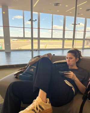 Carolina Cano Instagram - ♥️✨✈️😻👻
Tan rodeada de todo lo bueno!
Enlistaré xq hacer listas hace bien dicen:

1. Fui al estreno de una obra hermosa.
2. Ay! MiFaite miamor
3. Río de Janeiro me debes el sol.
4. Pegadaza. Recomiendo Lucy y el mar de Elizabeth Strout.
5. El vacilón en el avión.
6. La trinidad de la naturaleza 😜 okno.
7. Mi única pose.
8. Con esas sandalias no era pero.
9. Recontra feliz de encontrar @jetsmart_peru 
10. Es que era Halloween.
11. Hay que ser precavidos.
12. Muña Libre, mihermosa, bienlady.