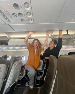 Carolina Cano Instagram - ♥️✨✈️😻👻
Tan rodeada de todo lo bueno!
Enlistaré xq hacer listas hace bien dicen:

1. Fui al estreno de una obra hermosa.
2. Ay! MiFaite miamor
3. Río de Janeiro me debes el sol.
4. Pegadaza. Recomiendo Lucy y el mar de Elizabeth Strout.
5. El vacilón en el avión.
6. La trinidad de la naturaleza 😜 okno.
7. Mi única pose.
8. Con esas sandalias no era pero.
9. Recontra feliz de encontrar @jetsmart_peru 
10. Es que era Halloween.
11. Hay que ser precavidos.
12. Muña Libre, mihermosa, bienlady.