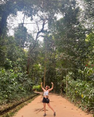 Carolina Cano Instagram - ♥️✨✈️😻👻
Tan rodeada de todo lo bueno!
Enlistaré xq hacer listas hace bien dicen:

1. Fui al estreno de una obra hermosa.
2. Ay! MiFaite miamor
3. Río de Janeiro me debes el sol.
4. Pegadaza. Recomiendo Lucy y el mar de Elizabeth Strout.
5. El vacilón en el avión.
6. La trinidad de la naturaleza 😜 okno.
7. Mi única pose.
8. Con esas sandalias no era pero.
9. Recontra feliz de encontrar @jetsmart_peru 
10. Es que era Halloween.
11. Hay que ser precavidos.
12. Muña Libre, mihermosa, bienlady.