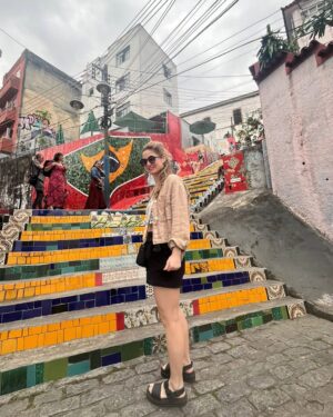 Carolina Cano Instagram - ♥️✨✈️😻👻
Tan rodeada de todo lo bueno!
Enlistaré xq hacer listas hace bien dicen:

1. Fui al estreno de una obra hermosa.
2. Ay! MiFaite miamor
3. Río de Janeiro me debes el sol.
4. Pegadaza. Recomiendo Lucy y el mar de Elizabeth Strout.
5. El vacilón en el avión.
6. La trinidad de la naturaleza 😜 okno.
7. Mi única pose.
8. Con esas sandalias no era pero.
9. Recontra feliz de encontrar @jetsmart_peru 
10. Es que era Halloween.
11. Hay que ser precavidos.
12. Muña Libre, mihermosa, bienlady.
