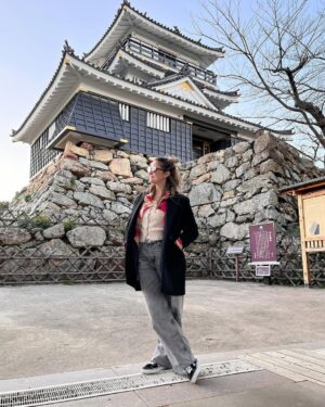 Carolina Cano Instagram - 🏯🇯🇵🎏🍣🥟🍙♥️

Mucha alegría en mi corazón.

Voy a enlistar xq es mi nueva pasión:

1. Nos fuimos de paseo tititi (o es pipipi?)
2. Me atacó una hoja. 
3. El castillo de Hamamatsu impresiona.
4. Hay su influencer style.
5. Me encanta esa foto…
6. ….pero. Sisoy.
7. Con ella siempre parribalavida.
8. Aplausos de señoras que aplauden.
9. Mostrando el paisaje.
10. Posando como modelos de café.
11. Me gustan ellos🥰