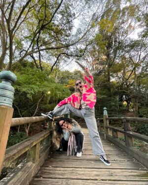 Carolina Cano Instagram - 🏯🇯🇵🎏🍣🥟🍙♥️

Mucha alegría en mi corazón.

Voy a enlistar xq es mi nueva pasión:

1. Nos fuimos de paseo tititi (o es pipipi?)
2. Me atacó una hoja. 
3. El castillo de Hamamatsu impresiona.
4. Hay su influencer style.
5. Me encanta esa foto…
6. ….pero. Sisoy.
7. Con ella siempre parribalavida.
8. Aplausos de señoras que aplauden.
9. Mostrando el paisaje.
10. Posando como modelos de café.
11. Me gustan ellos🥰