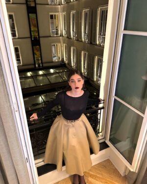 Cemre Baysel Instagram - when in Paris! ♥️