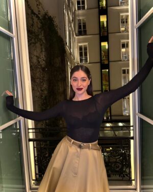 Cemre Baysel Instagram - when in Paris! ♥️
