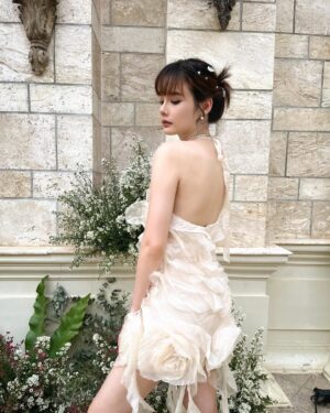Chanidapa Pongsilpipat Instagram - MV เพลงนี้ได้เป็นเจ้าสาวอีกแล้ว 🦋 #minimalstyle
👗 : @lowkey_th