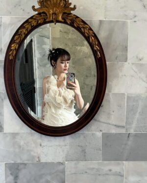 Chanidapa Pongsilpipat Instagram - MV เพลงนี้ได้เป็นเจ้าสาวอีกแล้ว 🦋 #minimalstyle
👗 : @lowkey_th