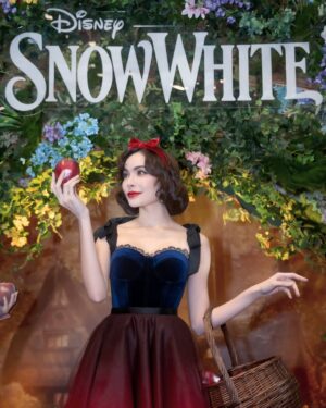 Charlotte Austin Instagram - Mirror mirror on the wall, who’s the fairest of them all✨

EL X MAJOR SPECIAL SCREENING
#SnowWhiteWithENGLOT 

ภาพสวย เพลงเพราะ อลังการสุดๆ Disney’s Snow White #สโนว์ไวท์  วันนี้ในโรงภาพยนตร์ และในระบบ IMAX 🍎

#SnowWhiteTH 
#อิงฟ้าวราหะ #อิงฟ้ามหาชน #EngfaWaraha
#ชาล็อตออสติน #CharlotteAustin

@majorgroup
@disneystudiosth