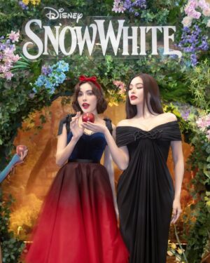 Charlotte Austin Instagram - Mirror mirror on the wall, who’s the fairest of them all✨

EL X MAJOR SPECIAL SCREENING
#SnowWhiteWithENGLOT 

ภาพสวย เพลงเพราะ อลังการสุดๆ Disney’s Snow White #สโนว์ไวท์  วันนี้ในโรงภาพยนตร์ และในระบบ IMAX 🍎

#SnowWhiteTH 
#อิงฟ้าวราหะ #อิงฟ้ามหาชน #EngfaWaraha
#ชาล็อตออสติน #CharlotteAustin

@majorgroup
@disneystudiosth